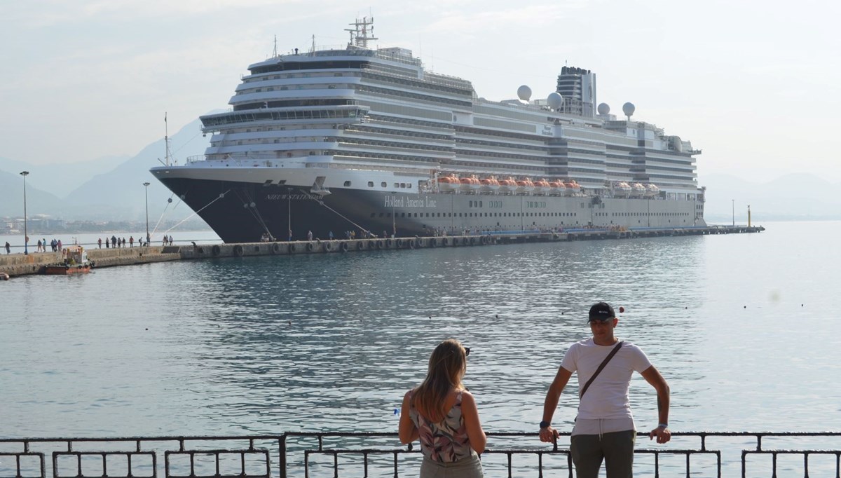 İsrail’de rota değiştiren kruvaziyer, Alanya’ya demirledi