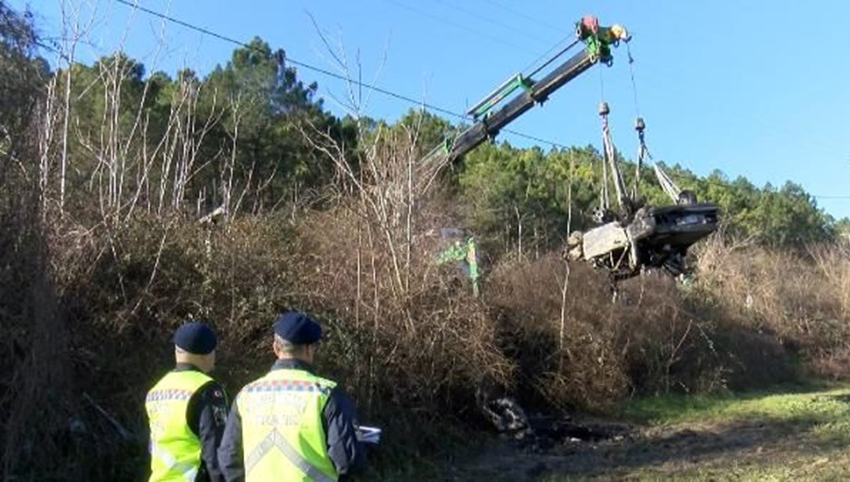 Çatalca’da şarampole yuvarlanan otomobil alev aldı: 2 ölü, 3 yaralı