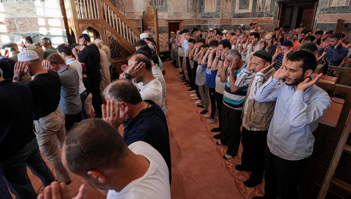 Yeniden ibadete açılan Kariye Camisi'nde 79 yıl sonra ilk bayram namazı kılındı