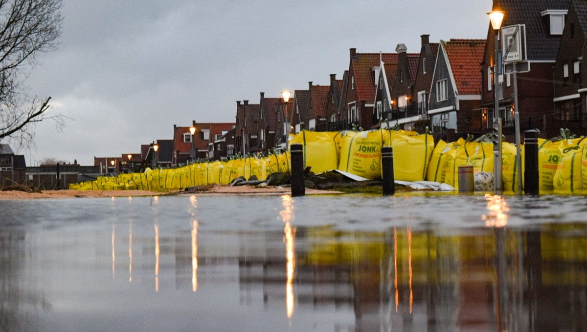 Hollanda Noord-Holland'da sel meydana geldi