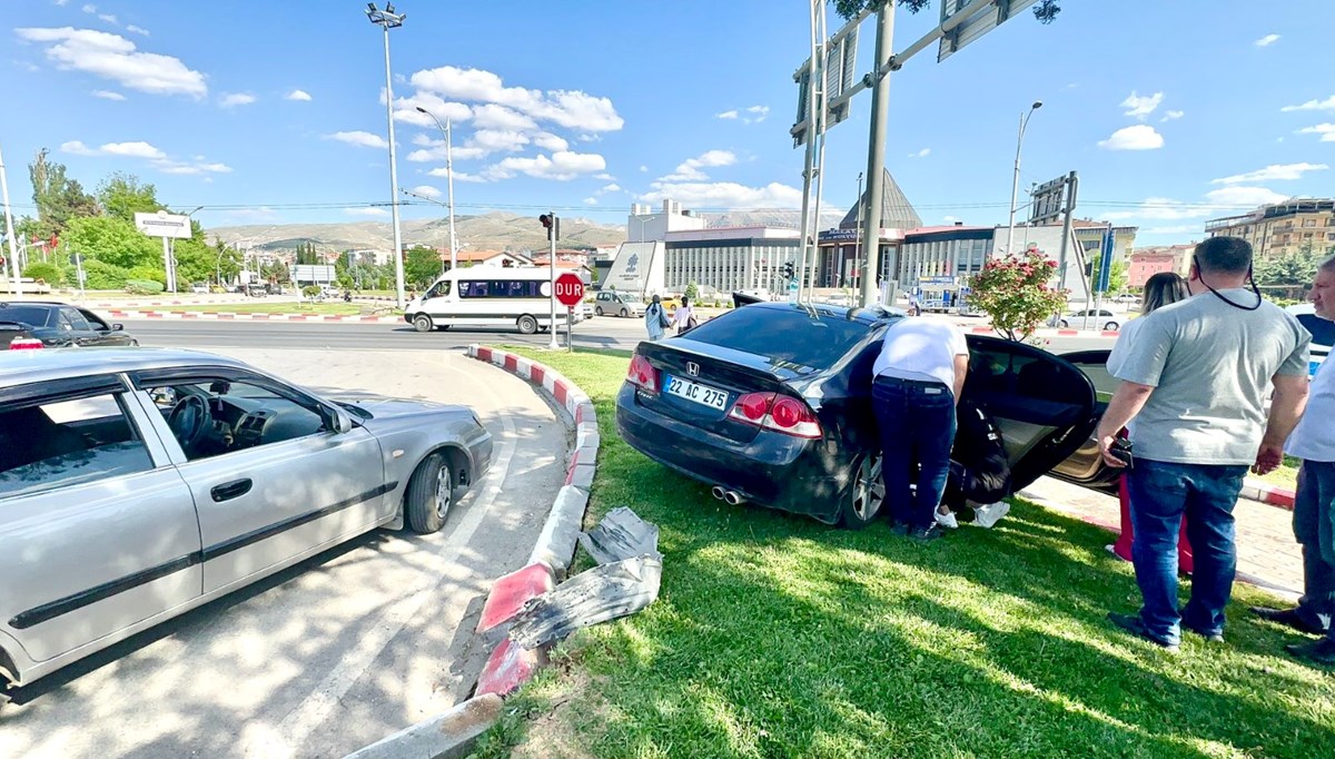 Virajı alamayan sürücü refüje çıktı, 2 yaralı