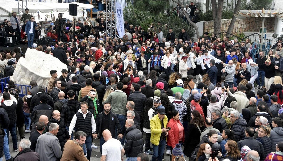 Bodrum'da 100 metrelik hamsi kuyruğu