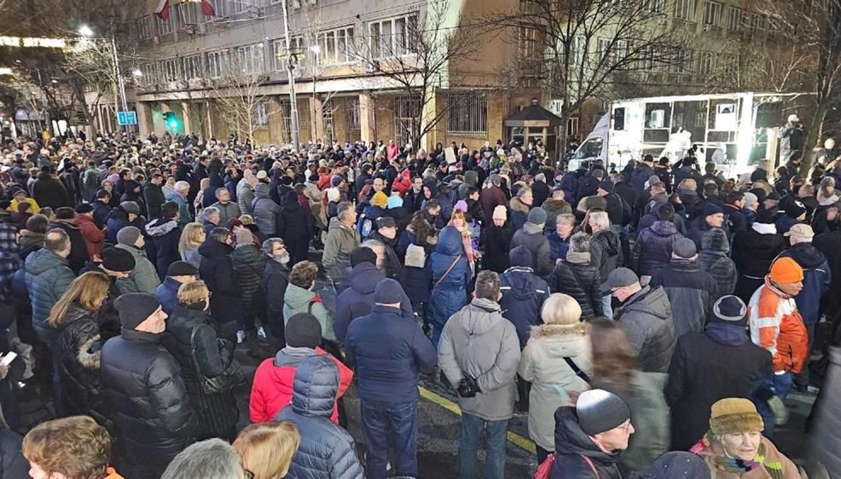 Sırbistan’da muhalefet seçimlerin iptali için yeniden sokağa indi