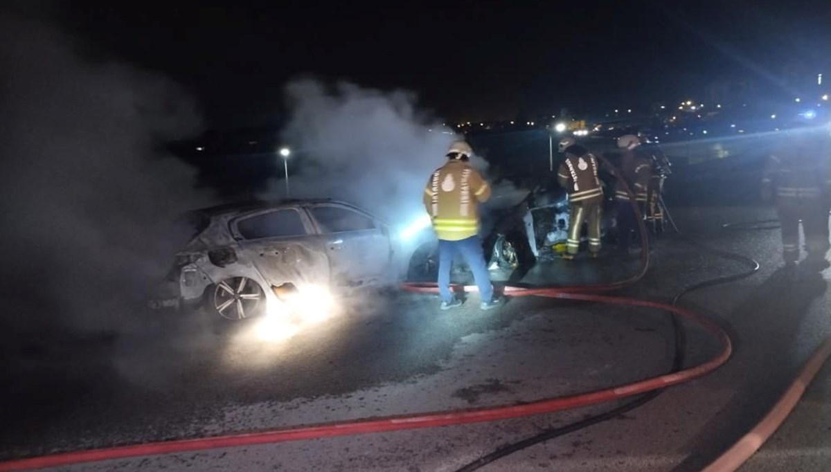 İstanbul’da ters yönde giden otomobil taksiyle kafa kafa çarpıştı