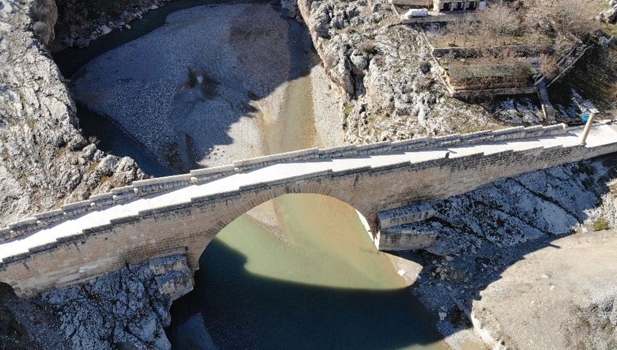 Adıyaman'daki tarihi Cendere Köprüsü depremde ayakta kaldı