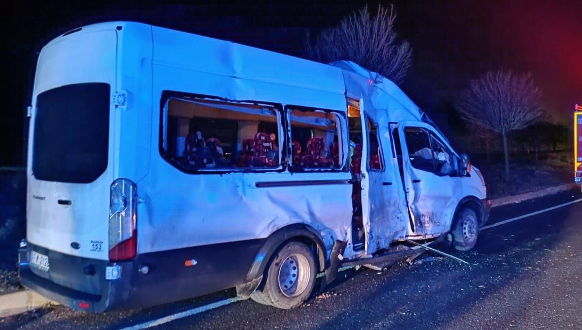 TIR ile öğrenci ve öğretmenlerin taşındığı minibüs çarpıştı: 7 yaralı