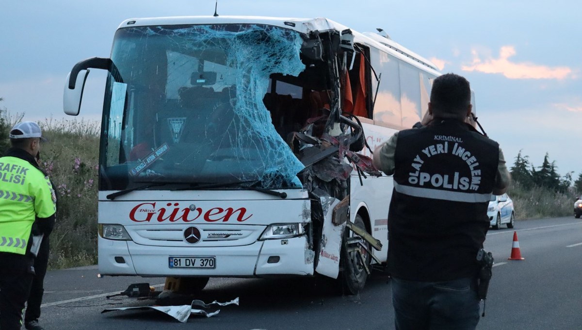 Denizli'de karşı şeride geçen TIR, otobüsle kafa kafaya çarpıştı: 2 ölü, 6’sı ağır 20 yaralı