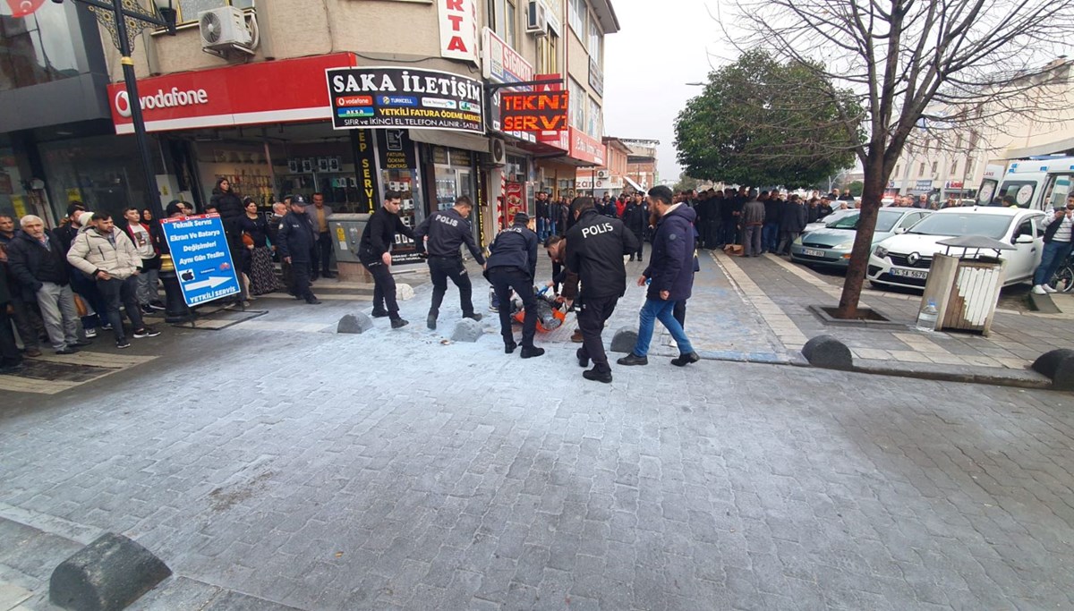 Üzerine benzin döküp kendini ateşe veren seyyar satıcı yaralandı