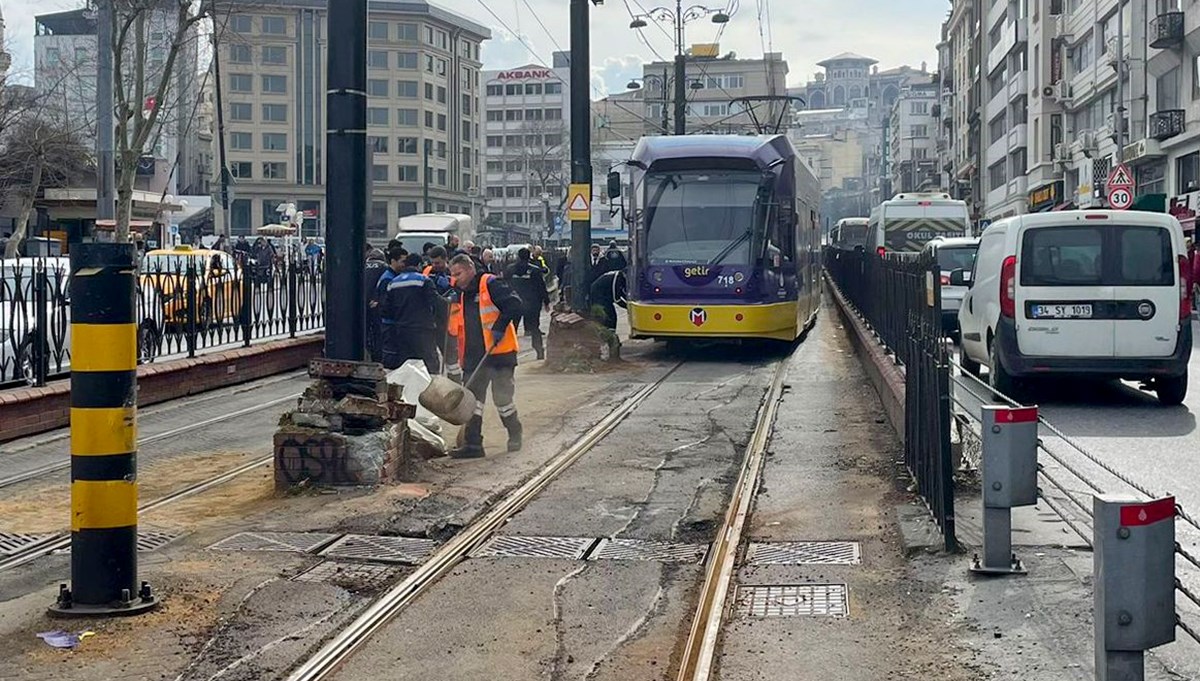 Fatih'te tramvay raydan çıktı