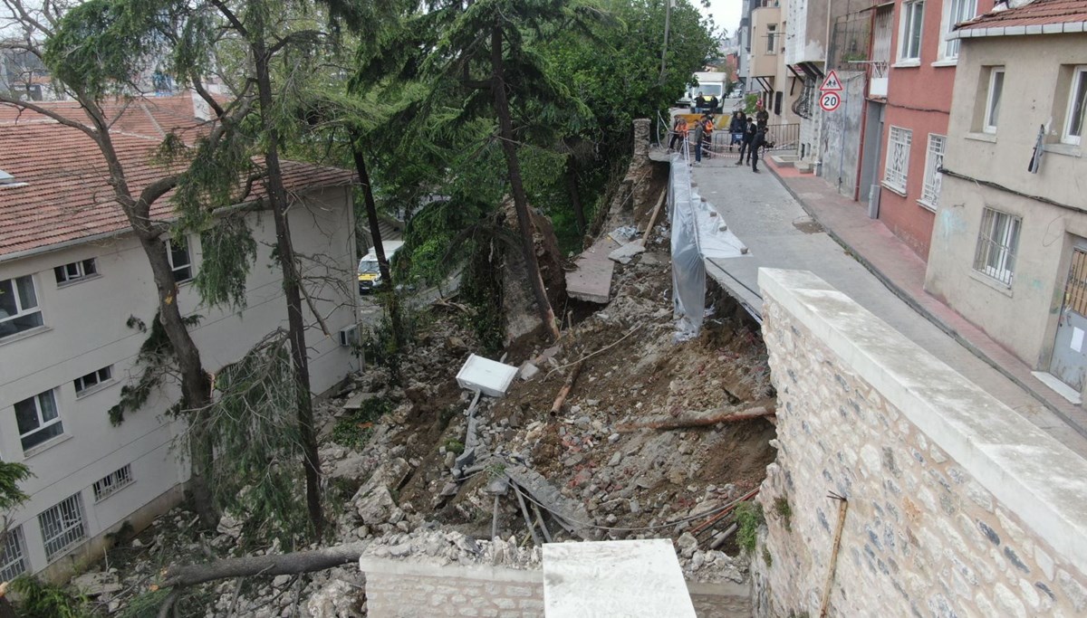 Beyoğlu'nda istinat duvarı okulun bahçesine çöktü, 3 bina boşaltılarak mühürlendi