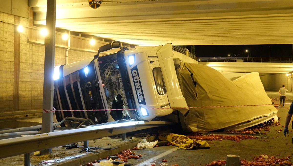 Konya'da devrilen TIR'ın sürücüsü hayatını kaybetti