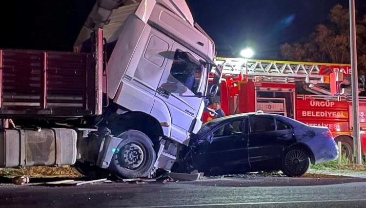 Ters yönde giden otomobil, TIR’la çarpıştı: 1 ölü