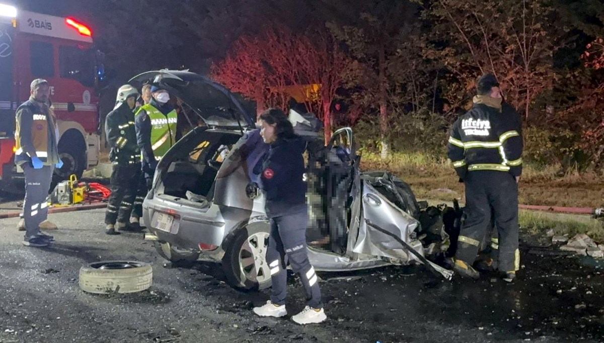 Tekirdağ'da feci kaza: İş makinesine arkadan çarpan otomobildeki 5 kişi hayatını kaybetti