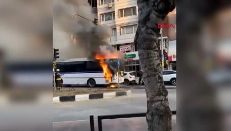 Manisa'da seyir halindeki işçi servisi yandı