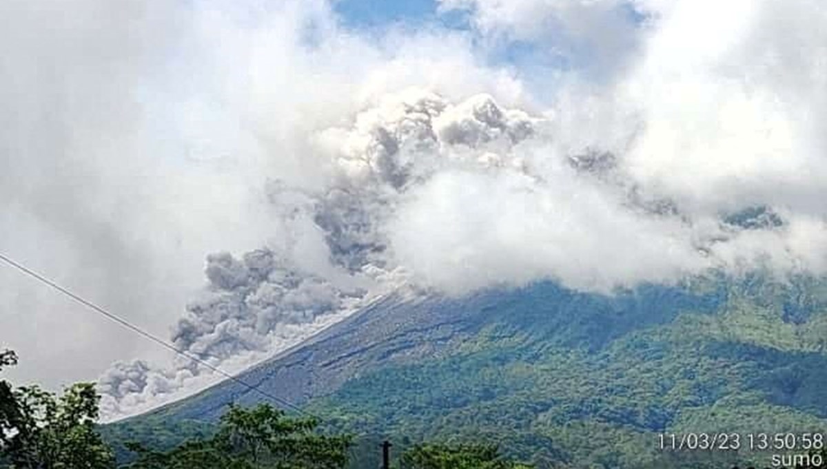 Endonezya'da Merapi Yanardağı patladı