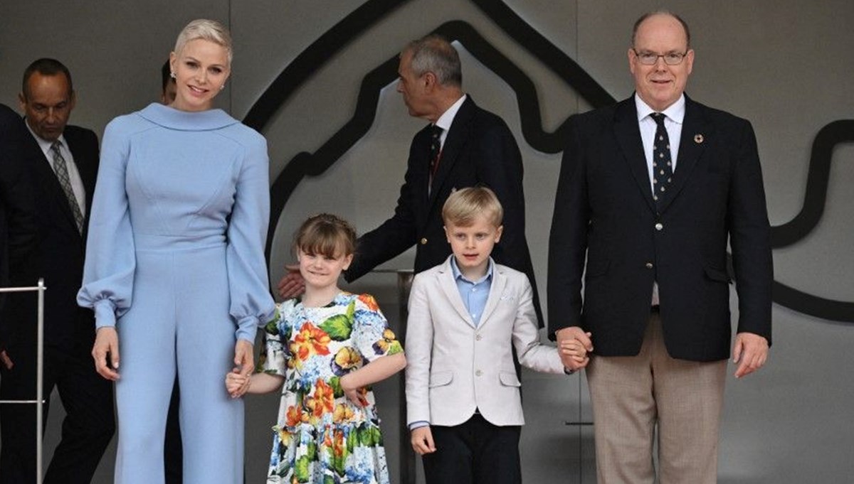 Monaco Prensi Albert'ten evlilik dışı iki çocuğuyla birlikte ilk fotoğraf