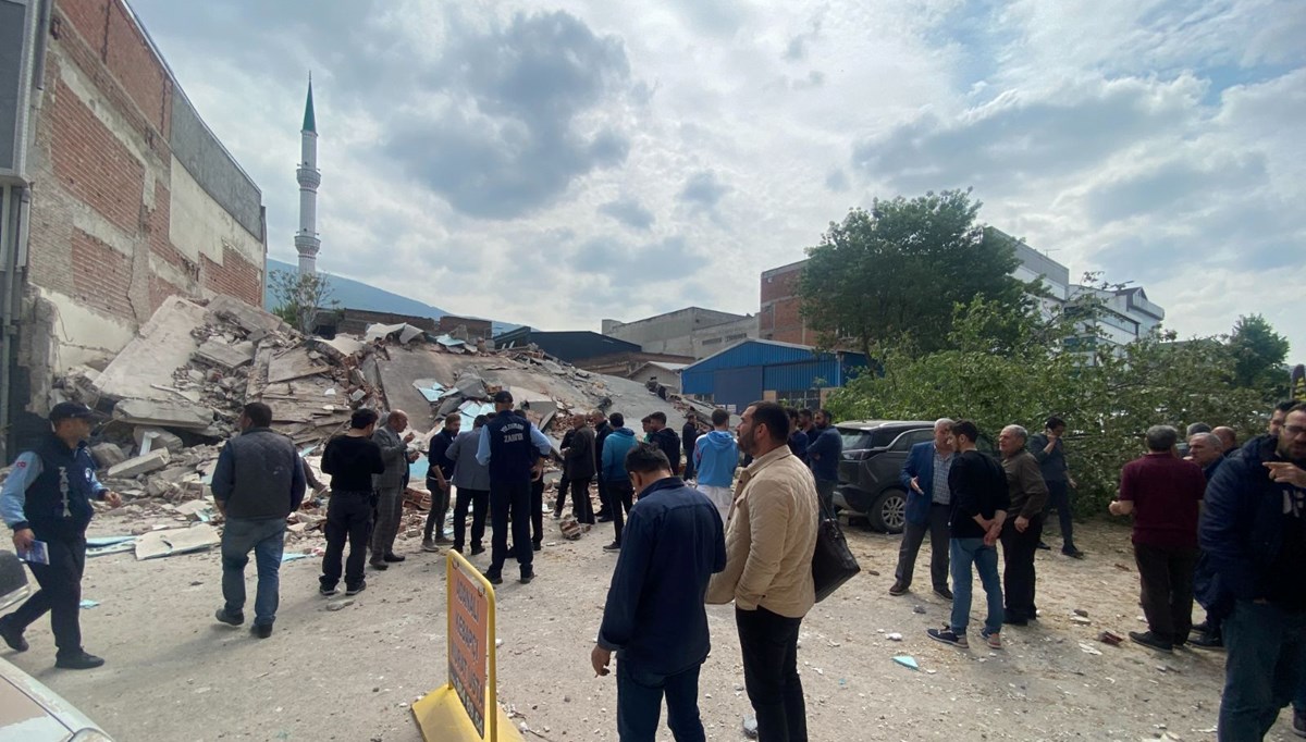 Bursa'da 4 katlı metruk bina çöktü