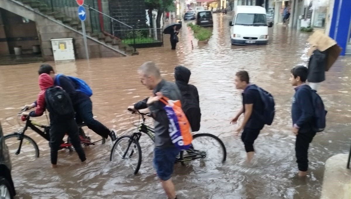 Trabzon'da şiddetli yağış! Sokaklar ve caddeler göle döndü