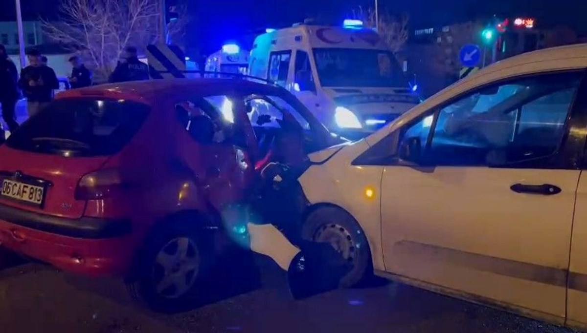 Sancaktepe'de iki araç kafa kafaya çarpıştı: 4 ağır yaralı