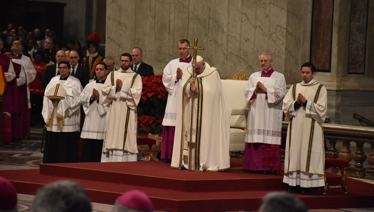 Papa Franciscus, Vatikan'daki geleneksel Noel ayinini yönetti