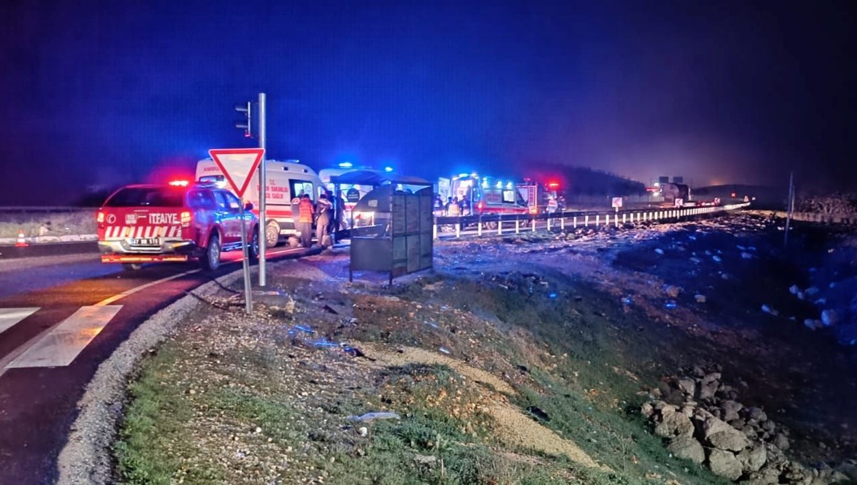 Öğrenci ve öğretmenleri taşıyan minibüs ile TIR çarpıştı: 7 yaralı