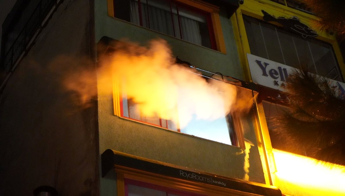 Beyoğlu’nda 4 katlı apart otelde korkutan yangın