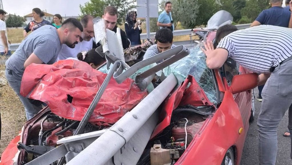 Bariyere çarpan otomobil ikiye bölündü: 1 ölü, 1 yaralı