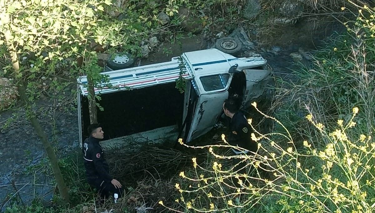 Direksiyon hakimiyetini kaybeden kamyonet dereye uçtu 2 yaralı