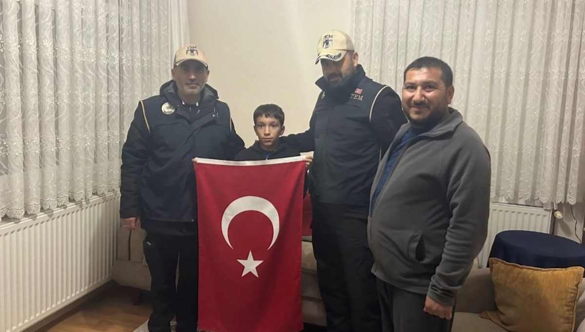 Kayseri'de yıpranmış bayrağı öpüp alnına koyan çocuğa anlamlı hediye