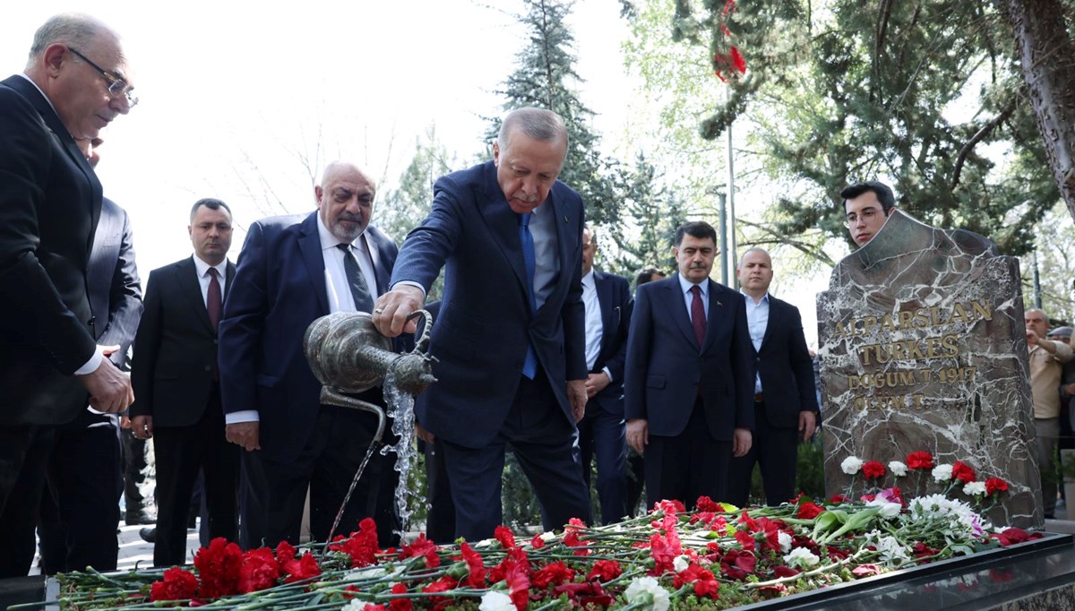 Cumhurbaşkanı Erdoğan, Alparslan Türkeş'in kabrini ziyaret etti