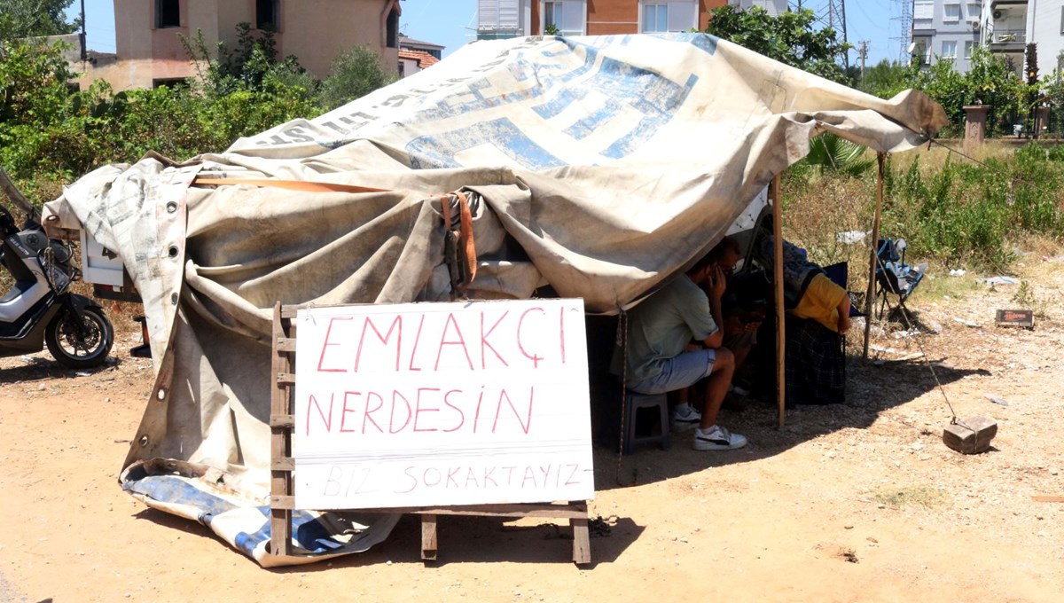 Ev sahibinden ilginç protesto (Emlakçının önünde yaşamaya başladı)