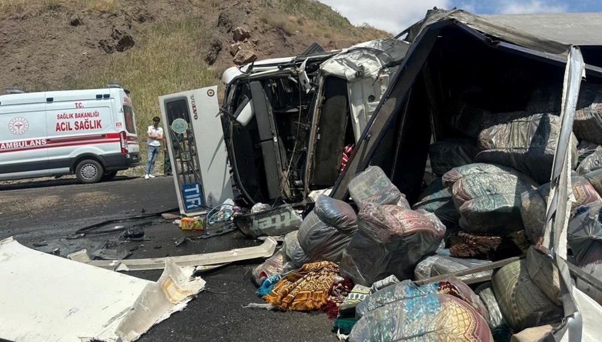 Yüksekova’da TIR’lar kafa kafaya çarpıştı