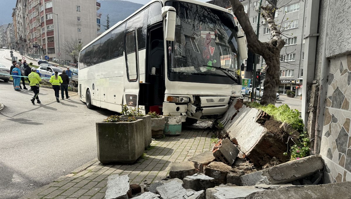 Freni arızalanan otobüs kaza yaptı