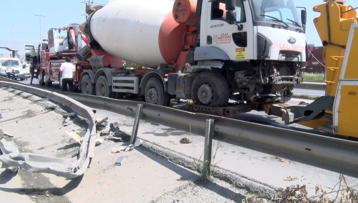 İstanbul'da beton mikseri bariyerlerin arasına girdi