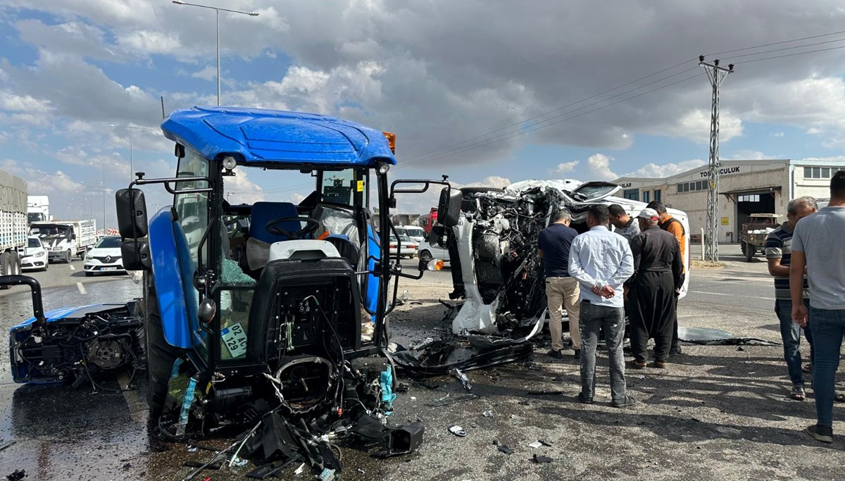 Adıyaman'da traktör ile minibüs çarpıştı: 4 kişi yaralandı