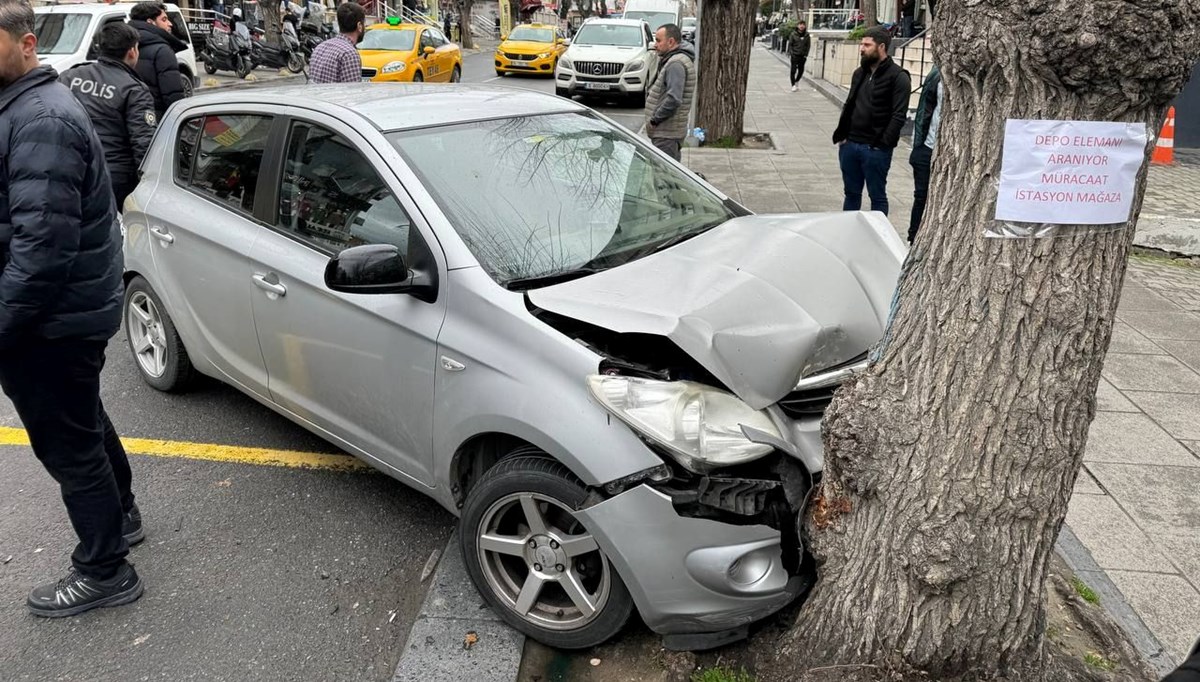 Güngören'de kontrolünü kaybeden otomobil sürücüsü 5 araca çarptı