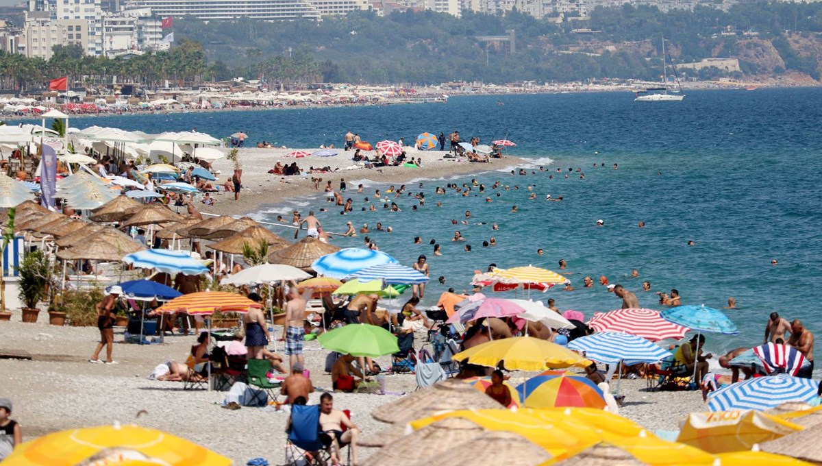 Antalya'da yeni eğitim dönemi öncesi sahiller doldu