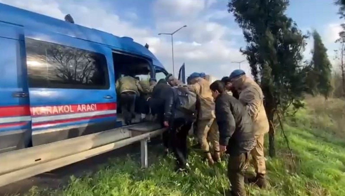 Sakarya'da 16 kaçak göçmen ile 3 organizatör yakalandı