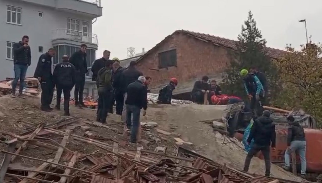 Malatya'da bina yıkımı sırasında göçük: Kepçe operatörü enkaz altında kaldı