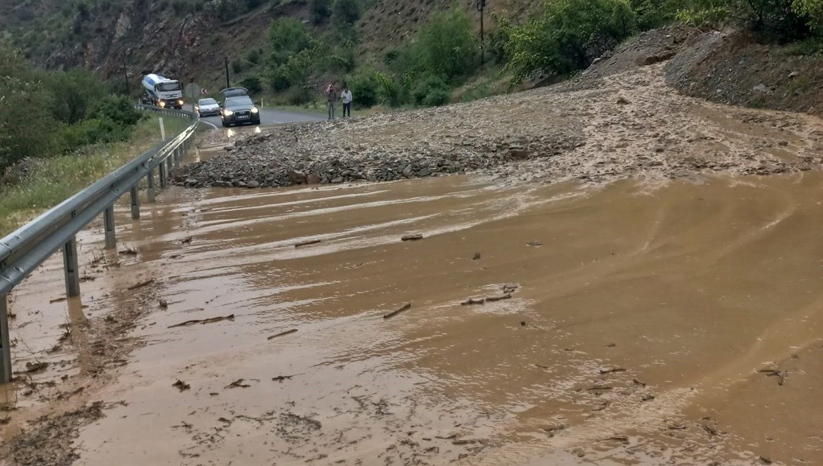 Erzurum'da toprak kayması! Şiddetli yağış sel ve heyelanları beraberinde getirdi