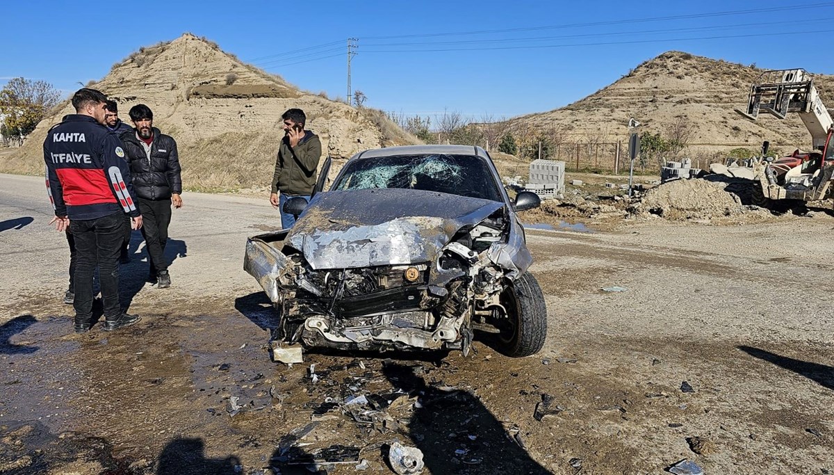 Adıyaman'da otomobil ile iş makinesi çarpıştı