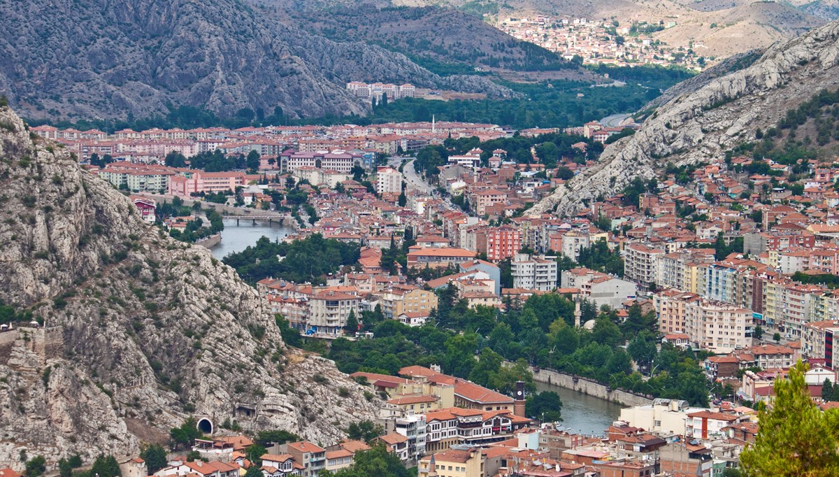 Amasya'da şarampole devrilen otomobildeki 2 kişi yaralandı