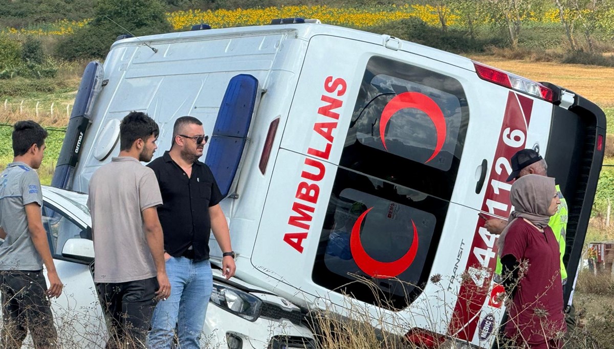 Arnavutköy'de otomobil ile ambulans çarpıştı