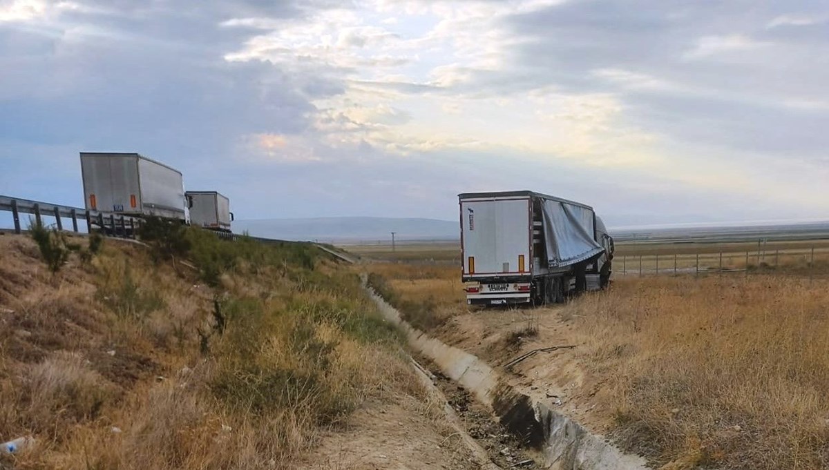 Konya’da yoldan çıkan tır tarlaya girdi: 1 yaralı