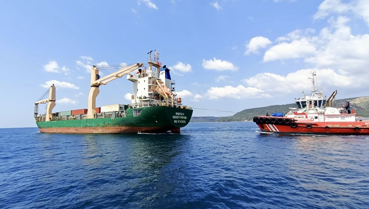 Çanakkale Boğazı'nda arızalanan gemi demirletildi