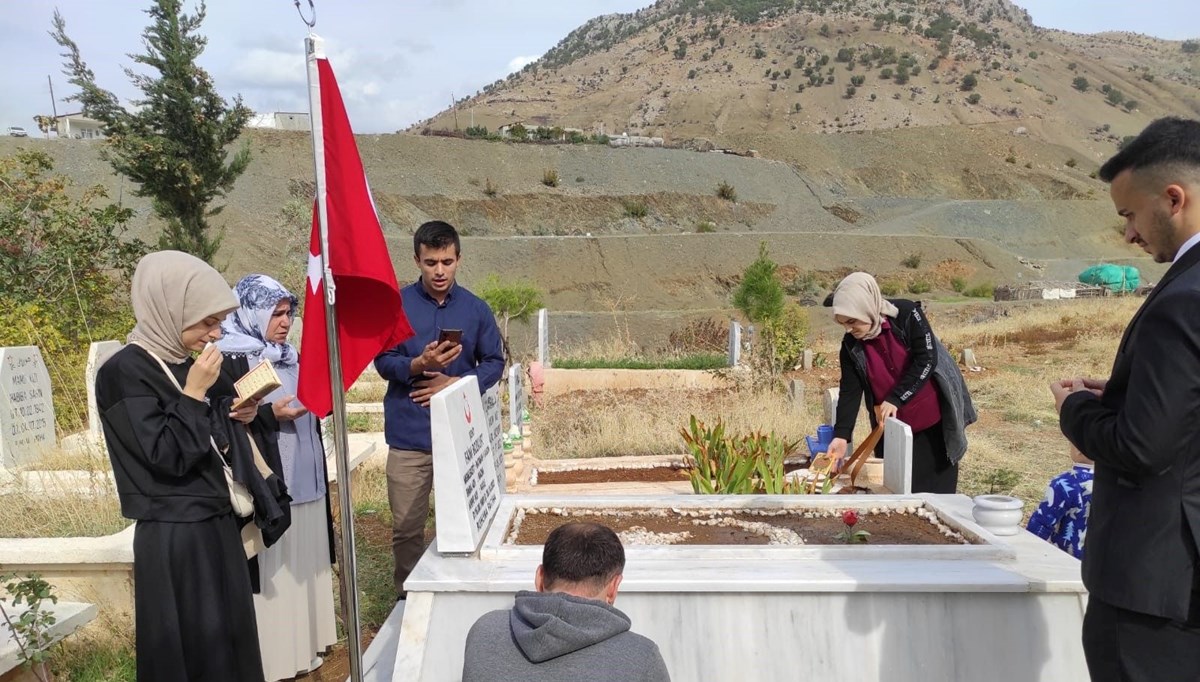 Gurur ve hüzün bir arada: Şehit babaları çocuklarına koştu