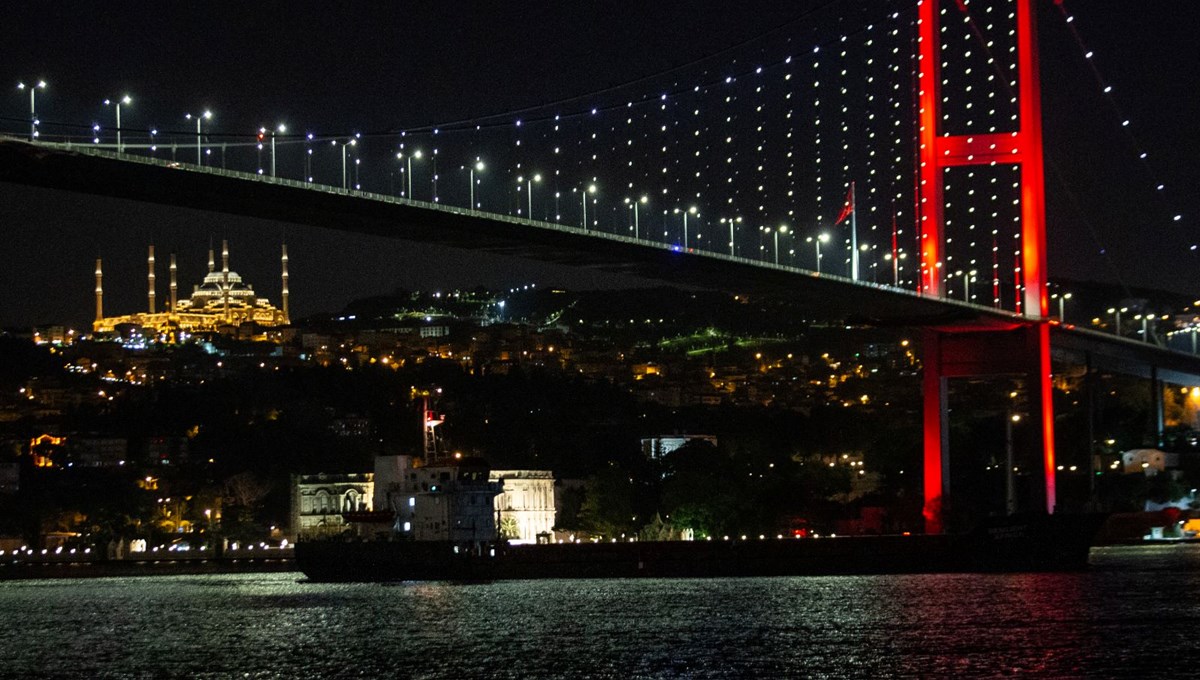 Yeni rotadan ilk sevkiyat: Ukrayna'dan gelen tahıl gemisi İstanbul Boğazı'ndan geçti