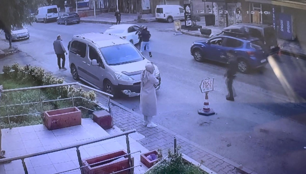 Kartal'da kaza yapan otomobil sürücüsünün kaçtığı anlar kamerada