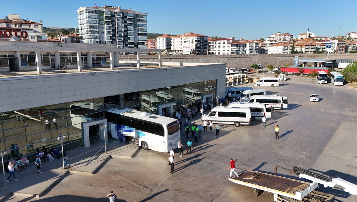 Yolcu otobüsü otogara daldı, facianın eşiğinden dönüldü: 3 yaralı