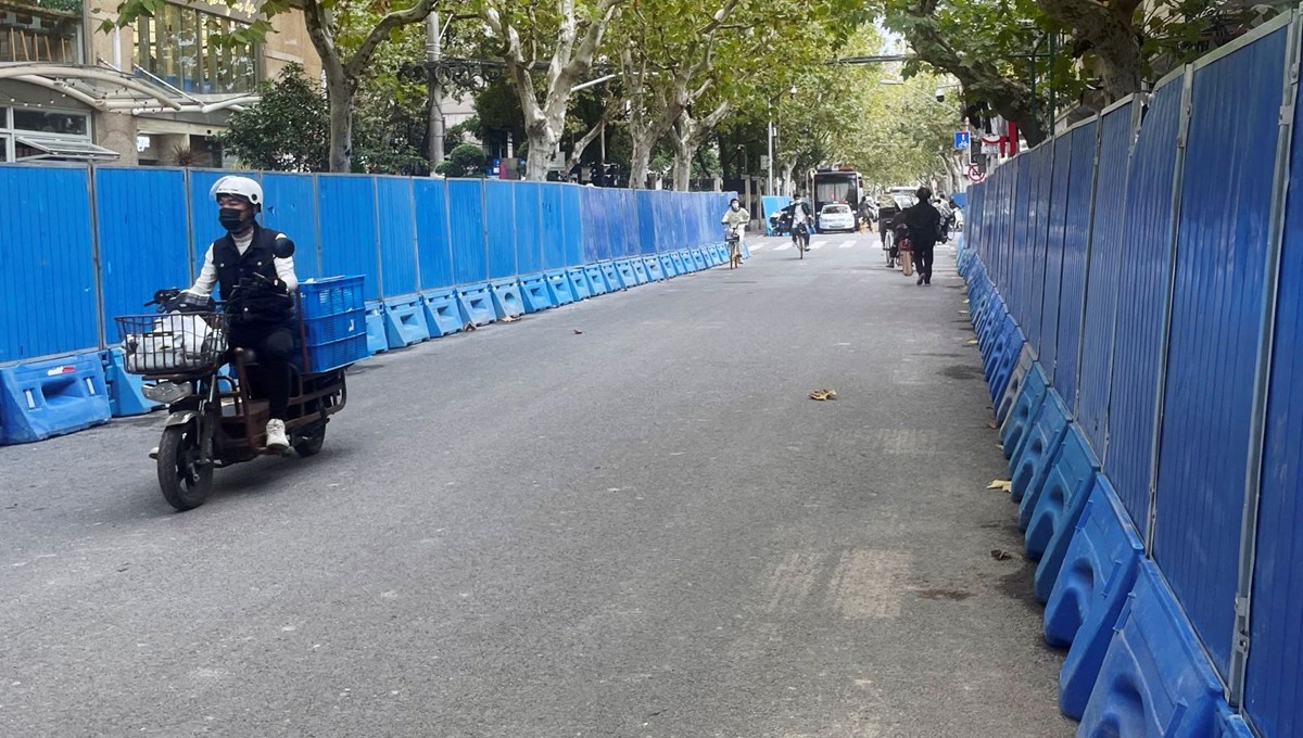 Çin polisi, Şanghay'da protestoların yapıldığı caddeyi barikatlarla kapattı